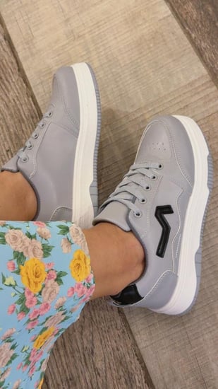 حذاء رصاصي وابيض واسود رياضي عملي ومريح وانيق