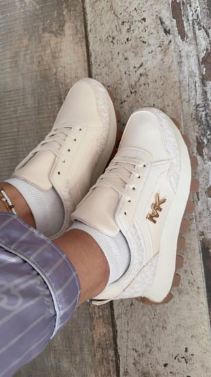 حذاء ابيض بحواف بني رياضي عملي ومريح