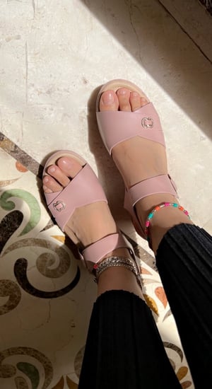 حذاء نسائي وردي طبي مرتفع 5 سم ونصف رقم 15