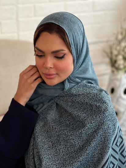 طرحة لون أخضر تركواز لينن خفيفه وباردة مطرزة بالخيوط تركواز