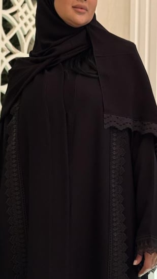 عباية سوداء مزينه بالكلف من الأمام والهلف والأكمام ومن طرف الطرحة  رزه وفخمه انيييييقه مع طرحة