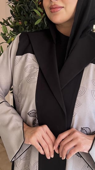 عباية أسود وبيج مشجر بالأسود  رزه وفخمه انيييييقه مع طرحة مشجرة