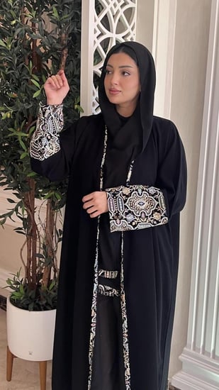 عباية اسود مطرزة بالخيوط الملونه والترتر من الاكمام ومن الامام وبجوانب الطرحة
