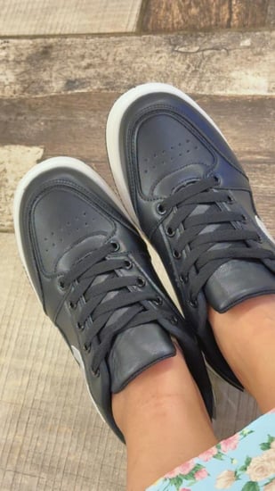 حذاء اسود وابيض رياضي عملي ومريح وانيق