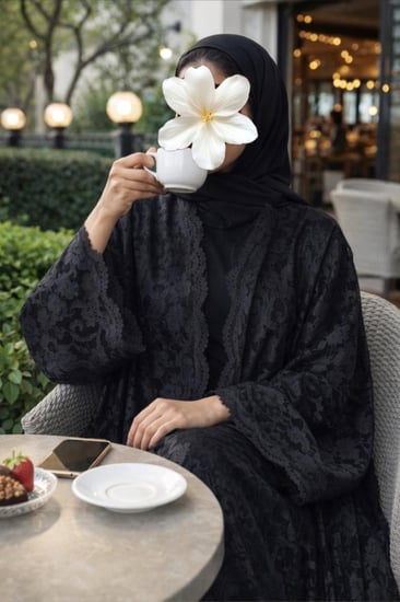 عباية دانتيل مبطن انيقه وفخمه مناسبه للمناسبات والسهرات