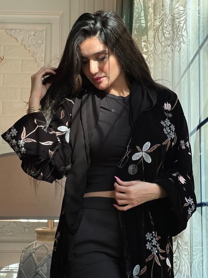 عباية مخمل مطرزة بالخيوط البرونز والفضي بالكامل