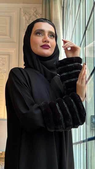 عباية كريب طايح مايتعرفط مزينه بالفرو من الأكمام