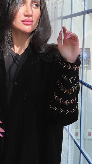 عباية مخمل سوداء سادة مع تطريز بالخيوط الملونة بالاكمام