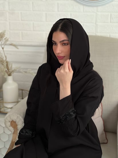 عباية سوداء قماش الندى خفيف ومايتعرفط مزين بكلفة مطرزة وطبقة تل على الكم رقم 292