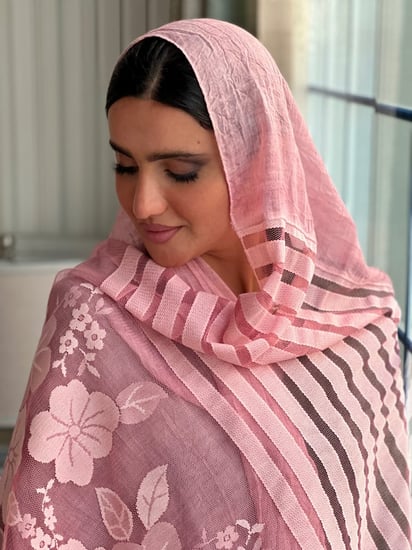 طرحة وردي لينن خفيفه وباردة مطرزة بالخيوط رقم 15