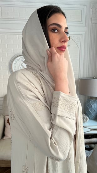 عباية بيج قماش حرير مغسول خفيف ومايتعرفط مزينه بقطعة كم داخليه وازارير رقم 296