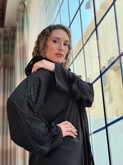 عباية كريب خفيف وطايح مزينه بتل منقط عالأكمام رقم 287