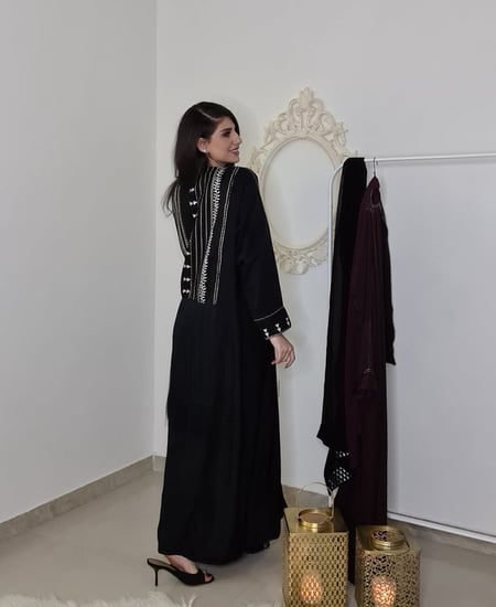 عبايه مطرزة من الخلف ومزينه بالهدب رقم151