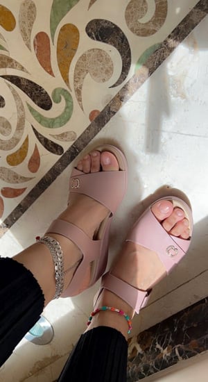 حذاء نسائي وردي طبي مرتفع 5 سم ونصف رقم 15