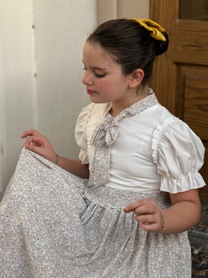 فستان بناتي ابيض من فوق وبيج مشجر من تحت رقم 2