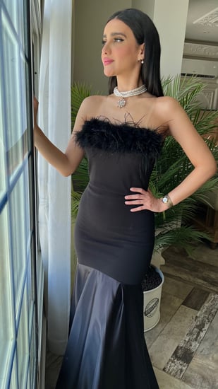 فستان سهره اسود سكيني مزين بالريش ومن الاسفل تفته