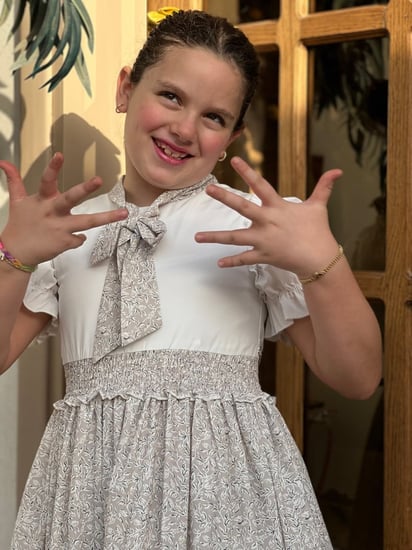 فستان بناتي ابيض من فوق وبيج مشجر من تحت رقم 2