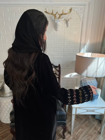 عباية مخمل سوداء سادة مع تطريز بالخيوط الملونة بالاكمام