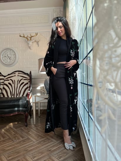 عباية مخمل مطرزة الخيوط الملونة بالكامل