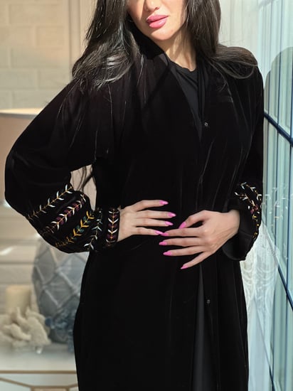عباية مخمل سوداء سادة مع تطريز بالخيوط الملونة بالاكمام