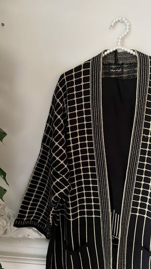 عباية شتوية صوف اسود مقصب بالذهبي تدفي جددداً