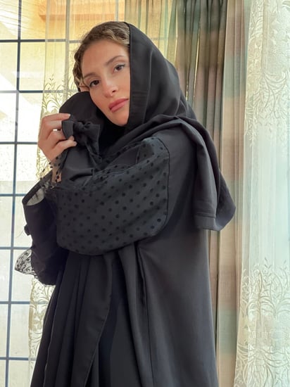 عباية كريب خفيف وطايح مزينه بتل منقط عالأكمام رقم 287