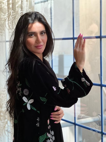 عباية مخمل مطرزة الخيوط الملونة بالكامل