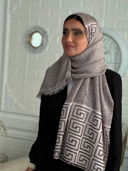 طرحة لون كشميري لينن خفيفه وباردة مطرزة بالخيوط رقم