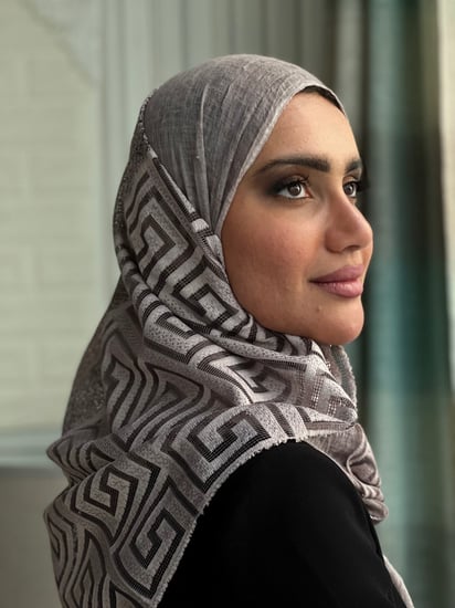 طرحة لون كشميري لينن خفيفه وباردة مطرزة بالخيوط رقم