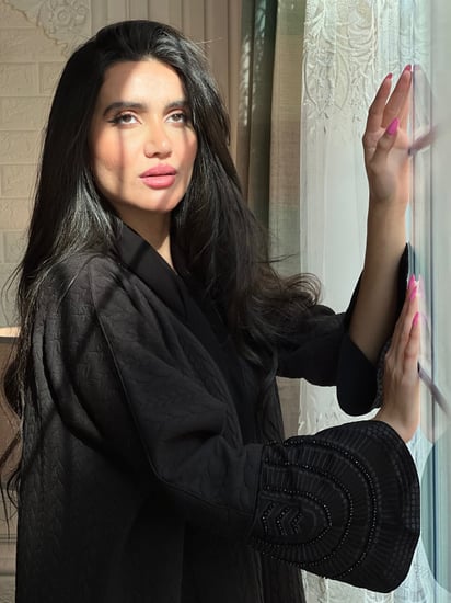 عباية شتوية سوداء مطرزة بالخيوط والفصوص من الأكمام