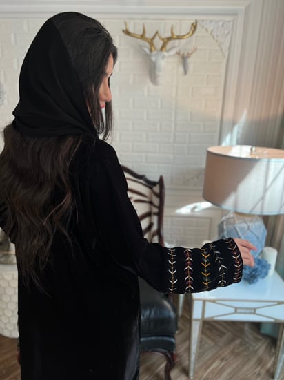عباية مخمل سوداء سادة مع تطريز بالخيوط الملونة بالاكمام