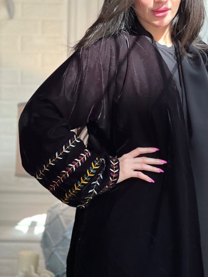 عباية مخمل سوداء سادة مع تطريز بالخيوط الملونة بالاكمام
