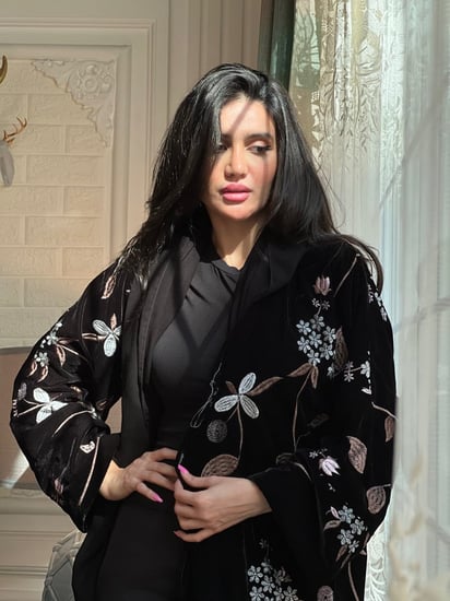 عباية مخمل مطرزة بالخيوط البرونز والفضي بالكامل