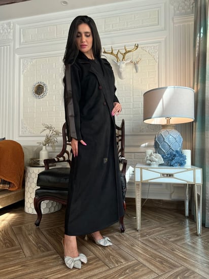 عباية شاموا مرد مزينه بالجلد البني من الأكمام