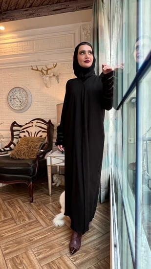 عباية كريب طايح مايتعرفط مزينه بالفرو من الأكمام