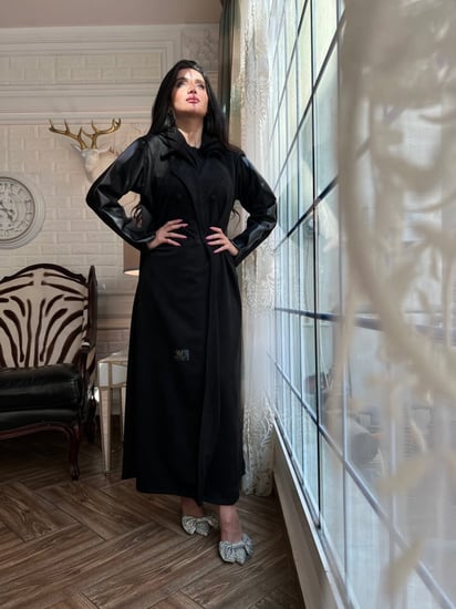 عباية شاموا مرد مزينه بالجلد البني من الأكمام