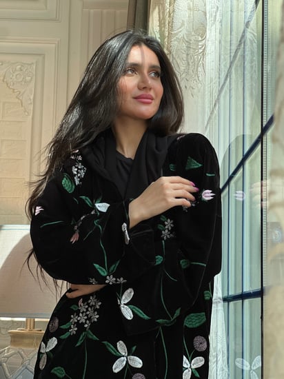 عباية مخمل مطرزة الخيوط الملونة بالكامل