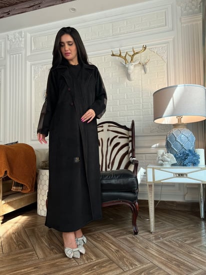 عباية شاموا مرد مزينه بالجلد البني من الأكمام