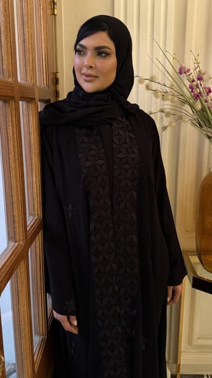 عباية سوداء سادة مزينه بالتطريز بالخيوط من الاكمام وكامل العباية والطرحة على شكل وردات