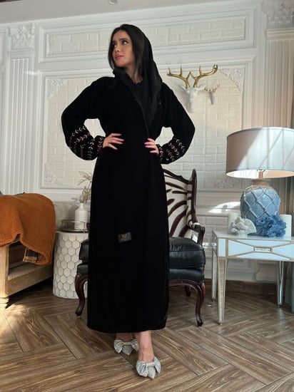 عباية مخمل سوداء سادة مع تطريز بالخيوط الملونة بالاكمام