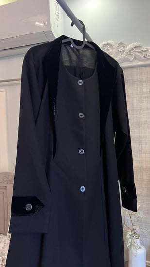 عباية سوداء خامه ماتتعرفط مزينه بالمخمل الاسود من الجوانب ومن الأكمام