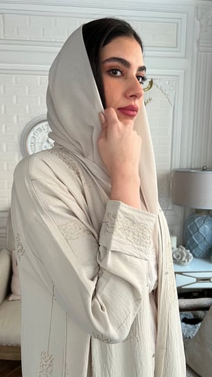 عباية بيج قماش حرير مغسول خفيف ومايتعرفط مزينه بقطعة كم داخليه وازارير رقم 296