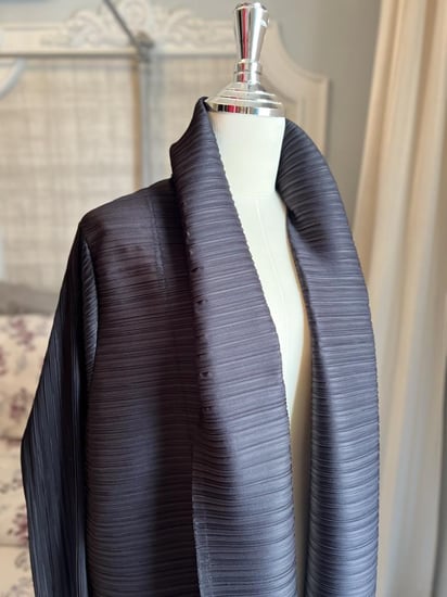 عباية مكرمشة لون اسود مشجرة بالاورانج والبرونز من الاسفل