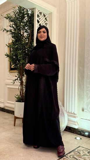 عباية سوداء مزينه بالكلف من الأمام والهلف والأكمام ومن طرف الطرحة  رزه وفخمه انيييييقه مع طرحة