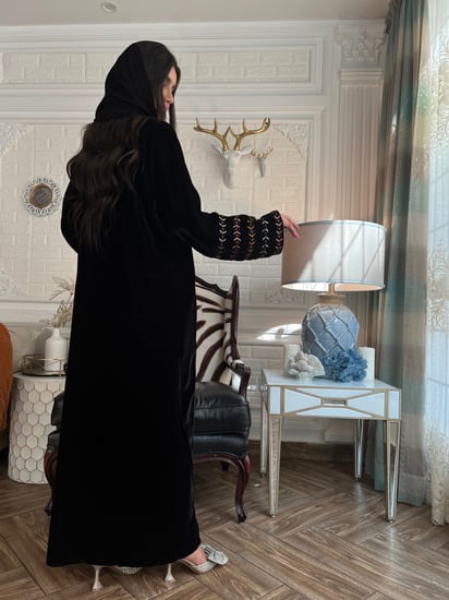 عباية مخمل سوداء سادة مع تطريز بالخيوط الملونة بالاكمام