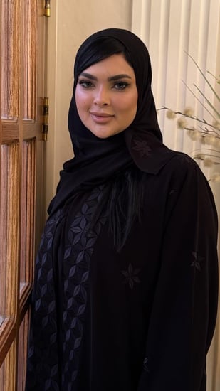 عباية سوداء سادة مزينه بالتطريز بالخيوط من الاكمام وكامل العباية والطرحة على شكل وردات