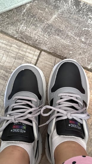 حذاء اسود ورصاصي وابيض رياضي عملي ومريح وانيق