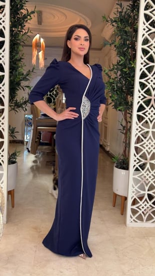 فستان العيد الأنيق كحلي ضيق مع فتحة من الخلف بسيطة واكمام بف ومزينه بالفصوص من الامام