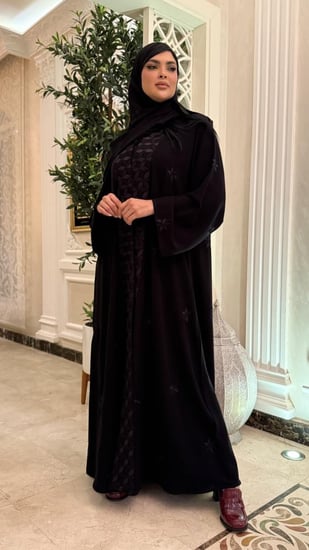 عباية سوداء سادة مزينه بالتطريز بالخيوط من الاكمام وكامل العباية والطرحة على شكل وردات