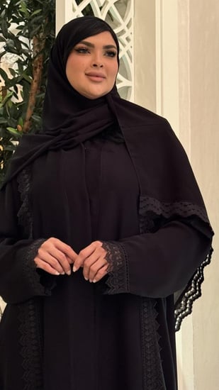 عباية سوداء مزينه بالكلف من الأمام والهلف والأكمام ومن طرف الطرحة  رزه وفخمه انيييييقه مع طرحة